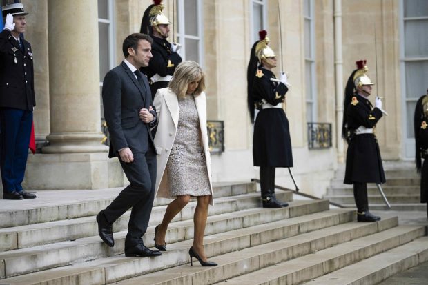 Două femei din Franța, amendate fiecare cu 2.000 de euro, pentru că au răspândit zvonurile că Brigitte Macron s-ar fi născut bărbat
