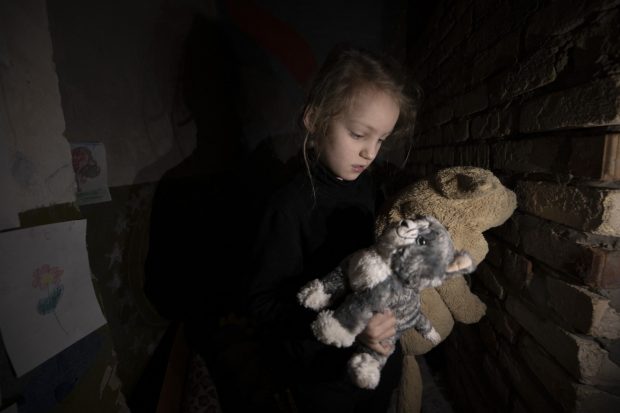 Rusia a reținut și relocat forțat cel puțin 6.000 de copii ucraineni, în scopul „reeducării” acestora, arată un raport american