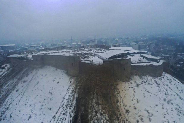 Castelul Gaziantep, prăbușit în urma cutremurului din Turcia. Bucăți din construcție s-au prăbușit pe șosea