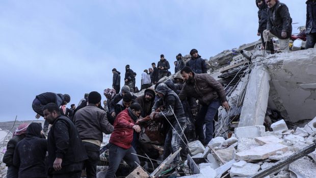 Lacrimile unui tată din Siria care și-a pierdut copilul în urma cutremurului: „Inima mea sângerează. Aș fi vrut să fi murit în locul lui”