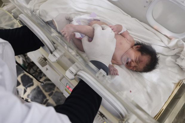 Aya, fetița care s-a născut sub dărâmături, în Siria, și-a pierdut și mama, și tatăl și cei patru frați. „Dacă mai întârziam câteva minute, o pierdeam și pe ea”