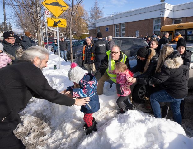 Mai mulți copii grav răniți, după ce un autobuz a intrat într-o grădiniţă, în Canada. Șoferul a fost arestat