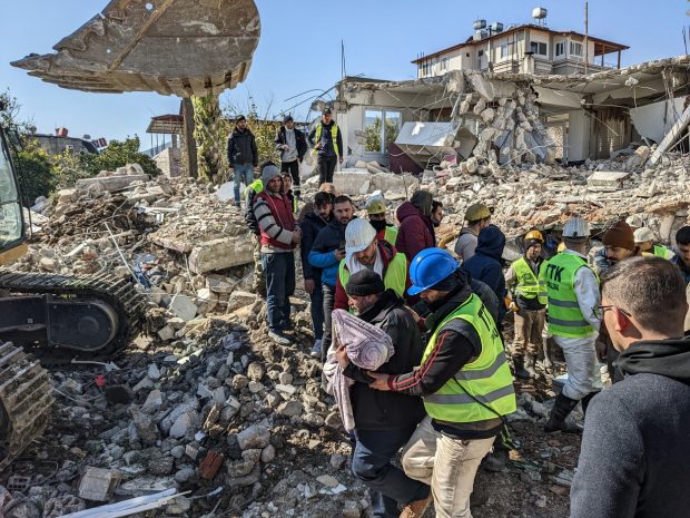 Un băieţel de 2 ani, scos în viață de sub dărâmături în orașul Antakya din Turcia, la 79 de ore de la cutremurul devastator