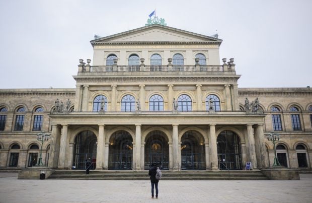 Directorul companiei de balet de la Opera din Hanovra a agresat o jurnalistă, murdărind-o cu fecale de câine pe față