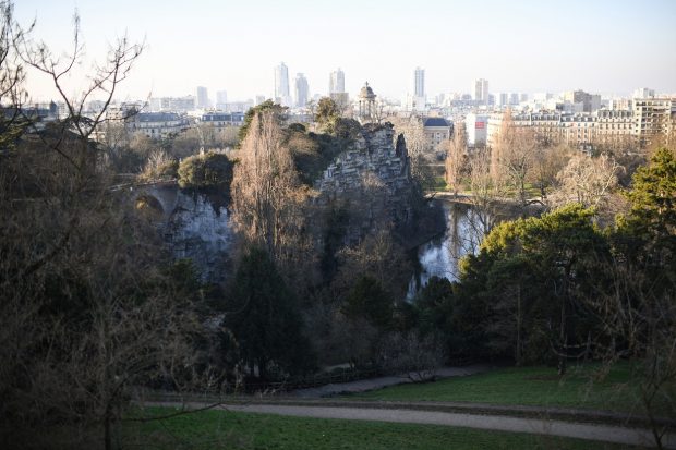 Descoperire macabră într-un parc din Paris. Trupul dezmembrat al unei femei, găsit într-un sac