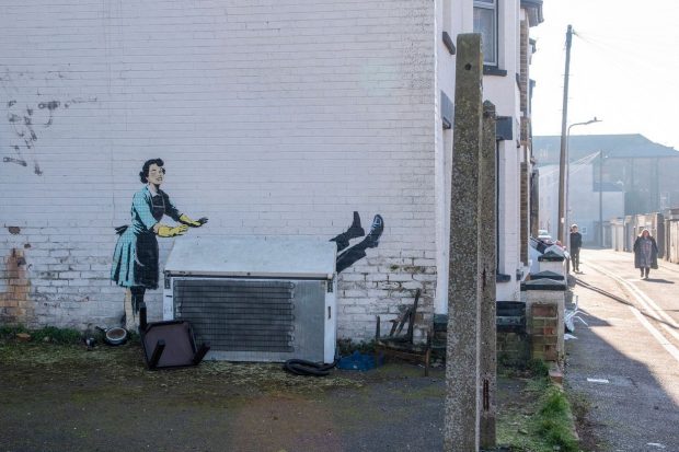 „Valentine’s day mascara”, graffiti-ul lui Banksy pe tema violenţei conjugale, compromis la scurt timp după ce a fost dezvăluit