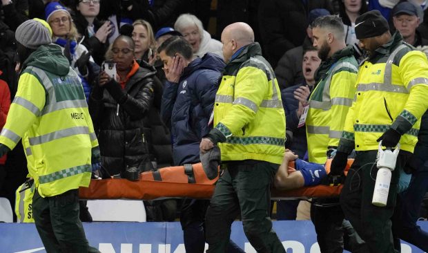 Fundașul spaniol Azpilicueta, scos de pe teren cu masca de oxigen pe față, după ce a fost accidentat în meciul lui Chelsea cu Southampton
