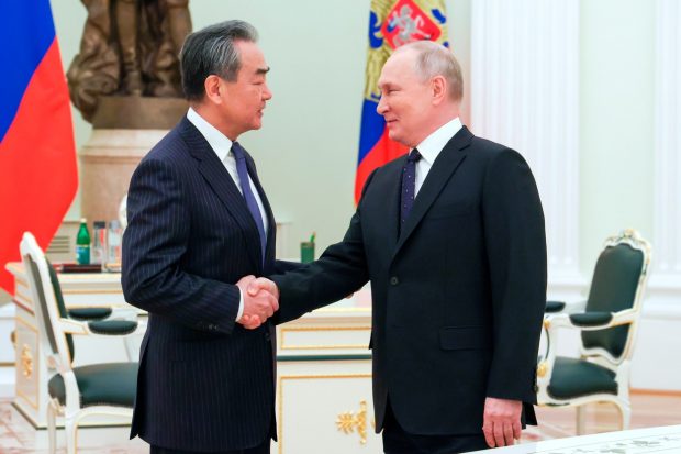 Putin a discutat cu şeful diplomaţiei chineze planul de pace pentru Ucraina propus de Beijing. Ce ar conține acesta