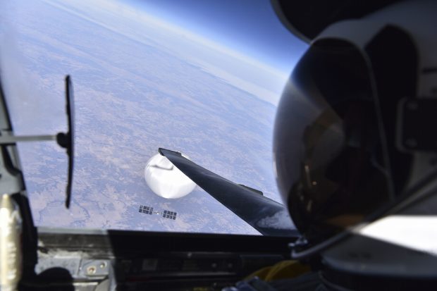 Un selfie făcut de un pilot american care zbura deasupra „balonului spion” chinezesc, difuzat de Pentagon