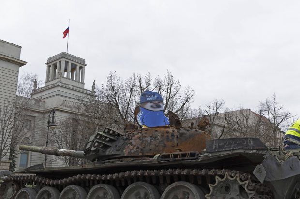 Un tanc rusesc distrus de o mină ucraineană, expus în fața Ambasadei Rusiei la Berlin: „Punem gunoiul în ușa teroriștilor”
