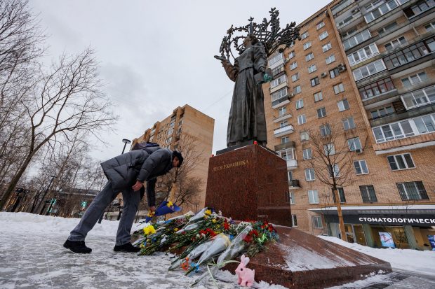 Zeci de ruși, arestați în Rusia pentru acțiuni de comemorare a unui an de război. „Unii doar au depus flori la monument”