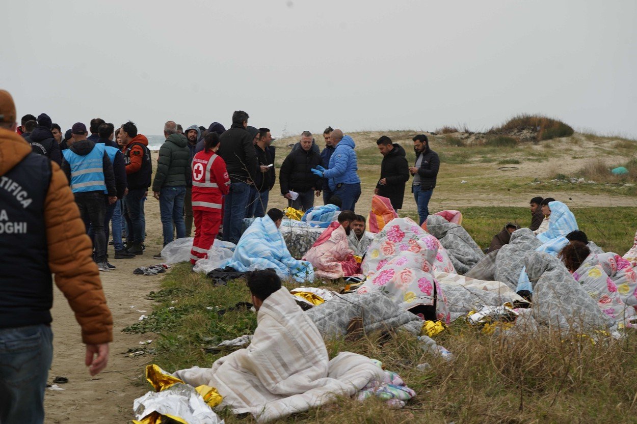 “Ci hanno buttato fuori bordo, che la barca sia più leggera”.  Testimonianze dopo l’affondamento dell’Italia meridionale, in C