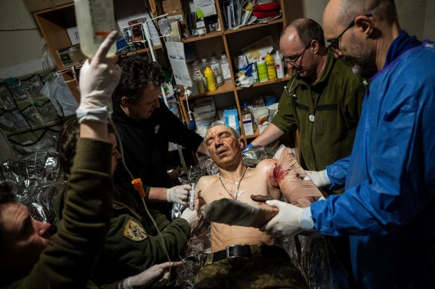 „M-am întors pe front și am fost împușcat în cap. Acum au scos glonțul”. Imagini dintr-un spital din Bahmut, unde sunt tratați răniții ucraineni din luptele sângeroase cu rușii