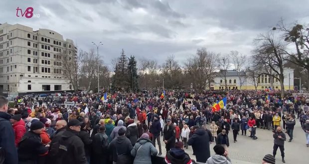 Proteste în Chișinău, organizate de partidul pro-rus ȘOR. Manifestanții, unii aduși cu autocarul, cer demisia Guvernului