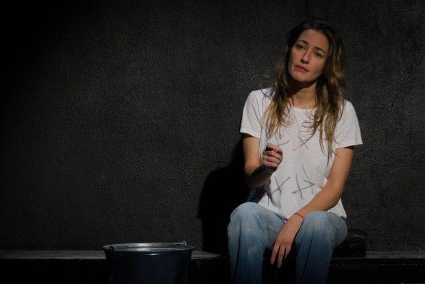 Actrița Raluca Aprodu, singură pe scenă într-o piesă cu impact emoțional puternic: „Nu mergem la teatru ca să ieșim la fel cum am intrat”