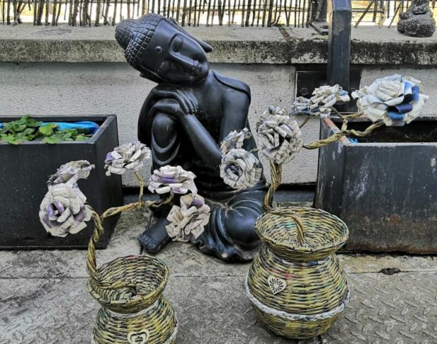 Gyuri prelungește viața hârtiei prin ornamente. A înviat trandafirii ofiliți: „Vreau să răspândesc reciclarea creativă.”