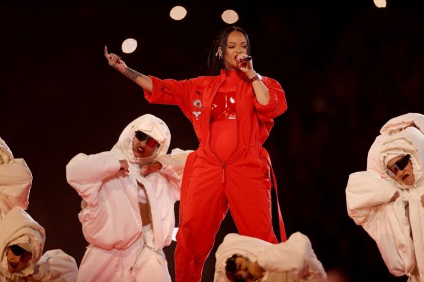 Rihanna a dezvăluit că este din nou însărcinată în timpul concertului din pauza Super Bowl 2023