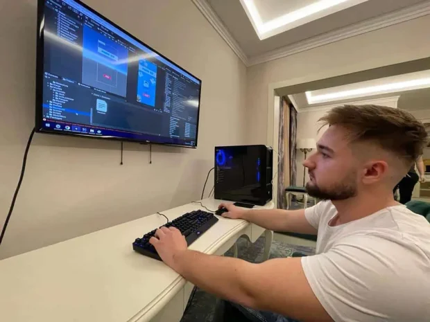 Elevul din Sebeș care face bani din IT. Robert a învățat singur cum să facă jocuri pentru telefon și site-uri web