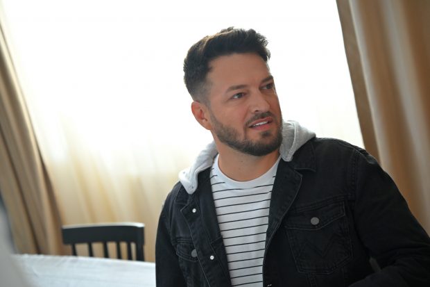 Imagine Stire Cine este Romeo Visca. Actorul se alătură distribuției serialului de la Antena 1, „Lia – Soţia soțului meu” | 2review.ro