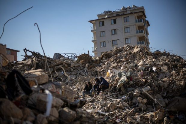 Patru persoane au fost salvate de sub dărâmături în Turcia în timp ce eforturile de căutare continuă la peste 200 de ore de la seisme