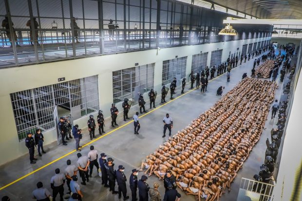 Mii de membri ai bandelor au fost mutați într-o nouă „mega închisoare”, cea mai mare din America, după ce au fost capturați în El Salvador