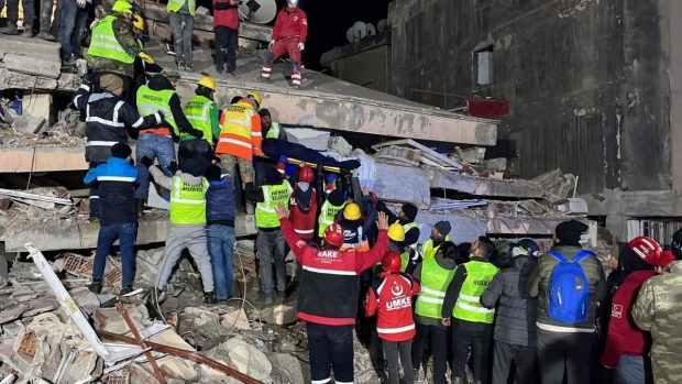 Noi miracole în Turcia după 80 de ore. O mamă și cei trei copii ai ei, scoși în viață de sub dărâmături
