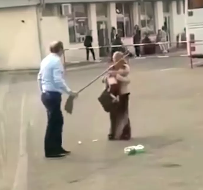 Femeia bătută cu coada de la mop de un șofer de microbuz, în timp ce își ținea bebelușul în brațe, condamnată definitiv pentru că a tulburat liniștea publică
