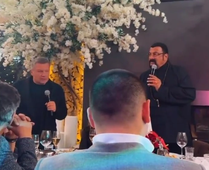 Vladimir Putin i-a acordat Ordinul Prieteniei actorului american Steven Seagal