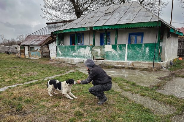 REPORTAJ. Într-un sat la 80 km de București, un tânăr cu o boală psihică, înstrăinat de părinți și de societate, se zbate să supraviețuiască: „Ieri am mâncat un ou”