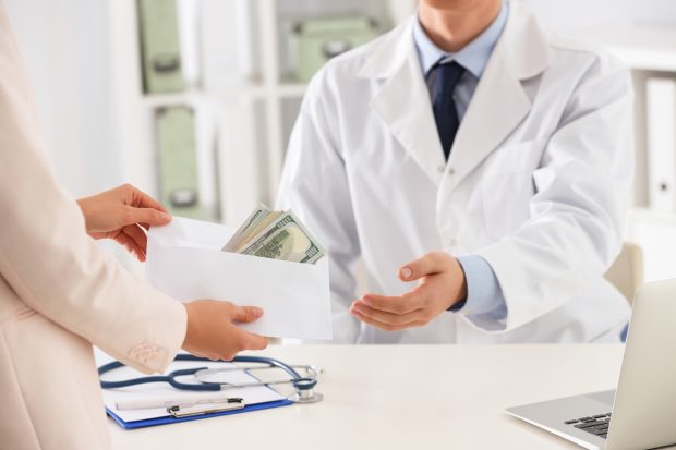 Experți în sănătate publică, despre corupția din sistemul medical: „În alte țări, un medic care ia mită își pierde dreptul de liberă practică”