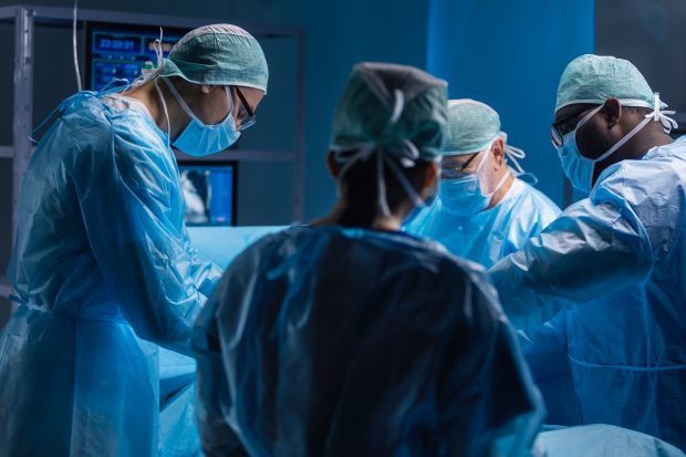 Unul dintre colegii doctorului Tesloianu le cere pacienților să nu intre în panică: „Nu există un test ca să știm dacă stimulatorul cardiac este folosit. Riscul este de infecție, dar se observă ușor”