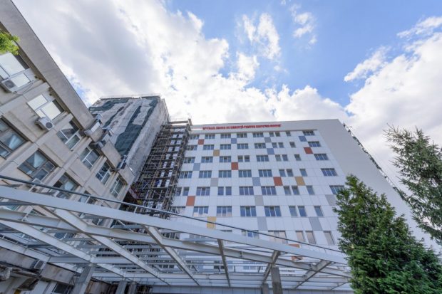 Băiatul electrocutat după ce a căzut de pe o pasarelă pietonală în Iași a fost operat. Care e starea lui