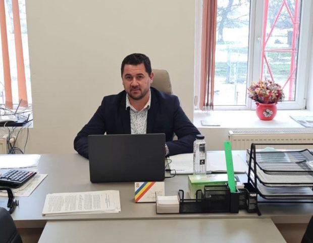 Primarul unei comune din Giurgiu a dat afară copiii din tabără pentru a se caza el, rude şi prieteni, pe bani europeni. Patru persoane au fost trimise în judecată