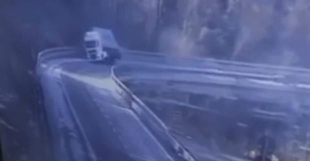 Un șofer român de TIR a plonjat în gol de pe un viaduct, de la 15 metri înălțime, în Italia – VIDEO