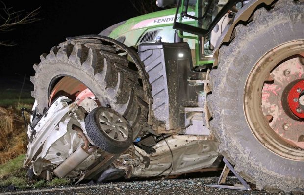 Salvatorii n-au știut ore în șir câți oameni erau într-o mașină strivită complet de un tractor, pe un drum din Germania