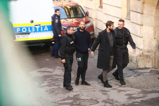 Frații Tristan și Andrew Tate rămân în arest încă 30 de zile. Cele două complice, în arest la domiciliu