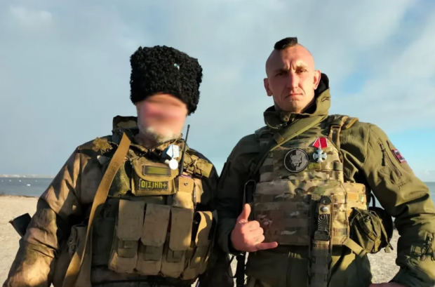 Un fost luptător de MMA plin de tatuaje cu simboluri neonaziste, decorat cu Ordinul Curajului pentru „succesul în denazificarea pe frontul din Ucraina”, scrie presa rusă independentă