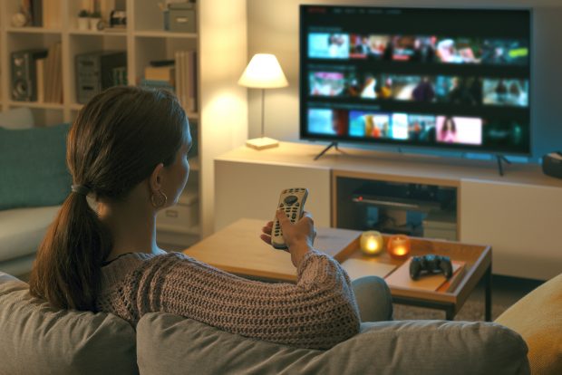 După doi ani de restricții în pandemie, în care românii au stat lipiți de televizoare, în 2022, audiențele TV au luat-o la vale. „Granzii” pierd serios public