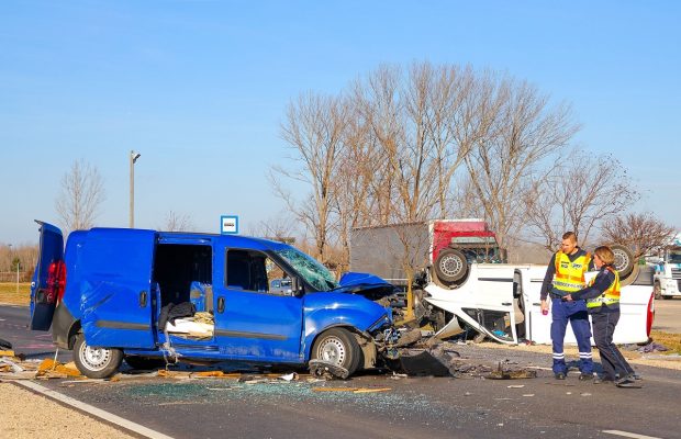 Șoferul unei dube înmatriculate în România a murit pe o șosea din Ungaria, lovit în plin de o mașină de pompe funebre