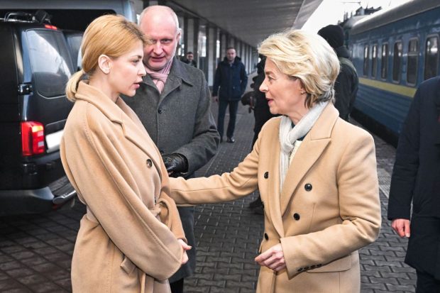 Desant UE în Kievul bombardat: oficialii europeni promit noi ajutoare, dar nu oferă Ucrainei o cale rapidă spre aderare