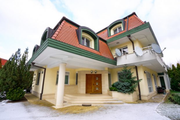 Vilă de aproape 2 milioane de euro, de VÂNZARE pe un site internațional, cu solar și sală de fitness