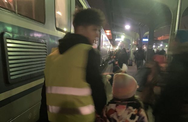 „Primul nostru înger român!” O refugiată din Ucraina l-a găsit pe Andrei, adolescentul care a ajutat-o acum un an, în Gara de Nord