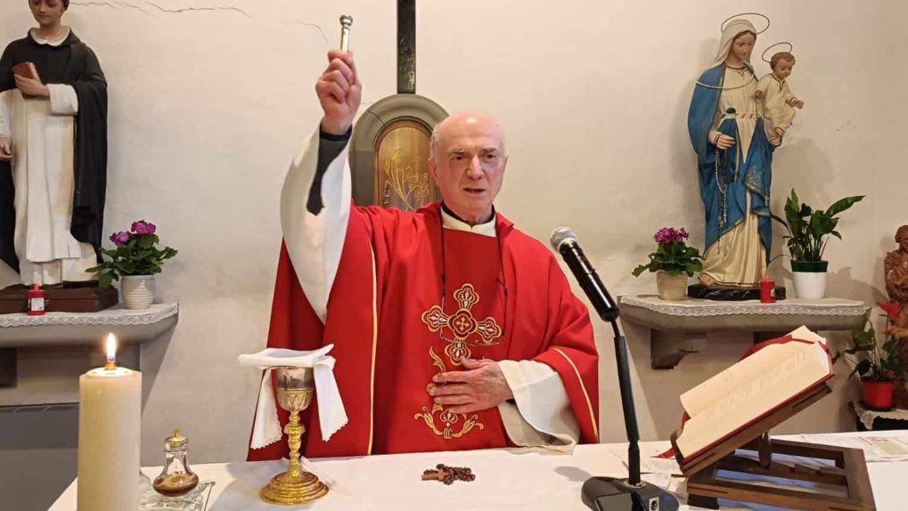 Sacerdote in Italia consacra i telefoni e i tablet dei suoi parrocchiani: ‘Così li proteggo dalle notizie F