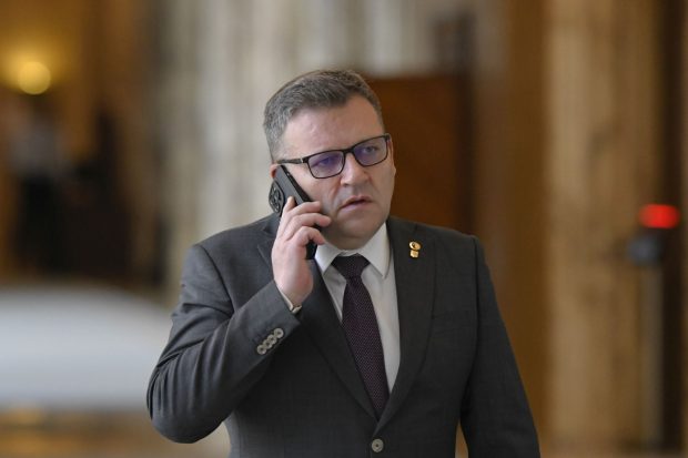 Ministrul care sună sau abordează femei noaptea. Una dintre ele îi e colegă de partid. „Vrea să fie macho man” 