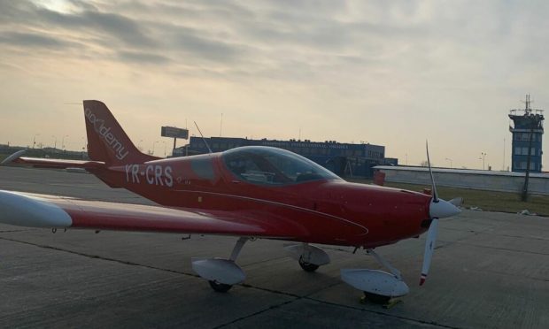 Zbor cu avionul deasupra Clujului și Lacului Tarnița, CADOU inedit de 8 Martie. Care este prețul