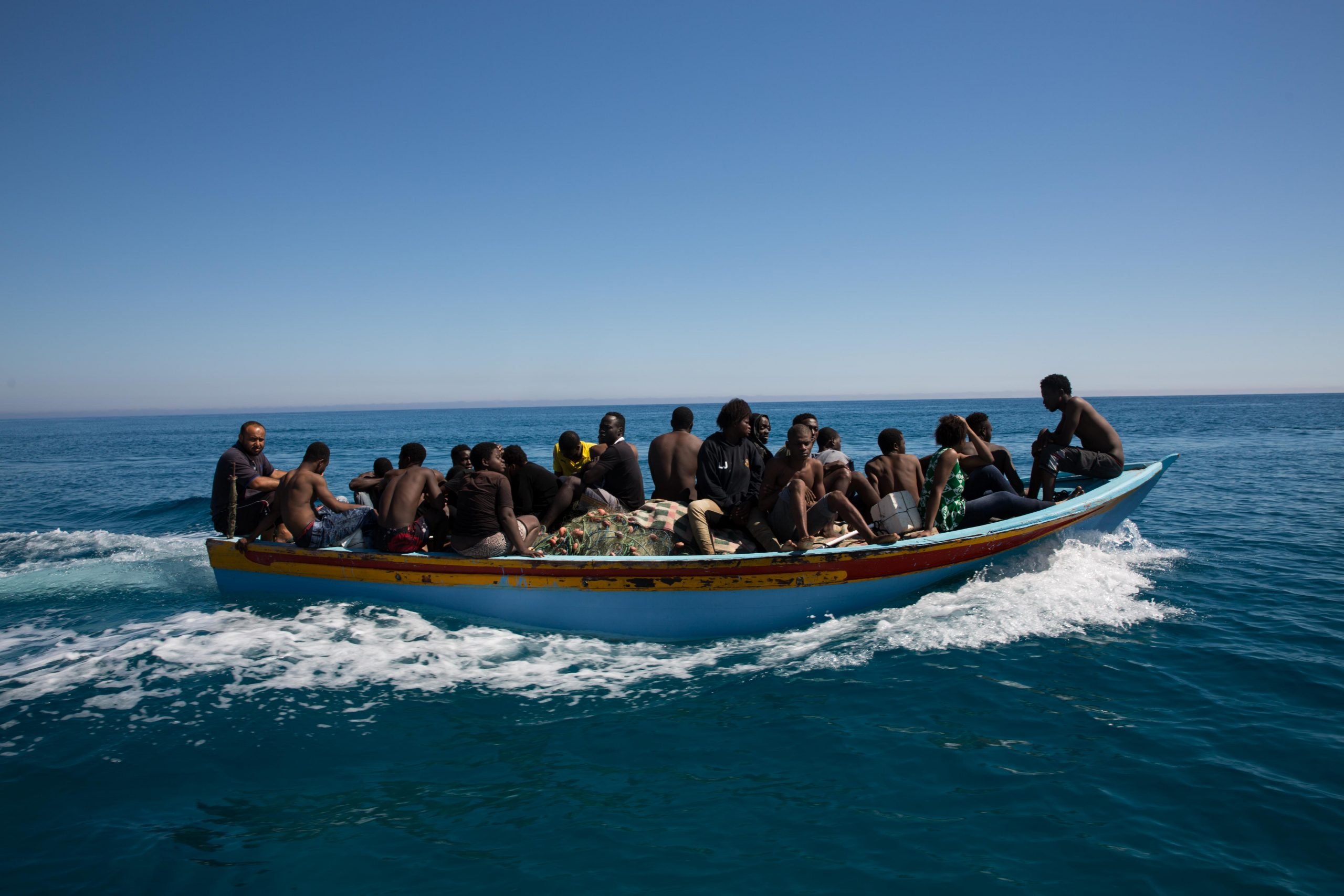 Decine di persone risultano disperse dopo che un barcone di migranti è affondato nel Mediterraneo.  Salvatori S