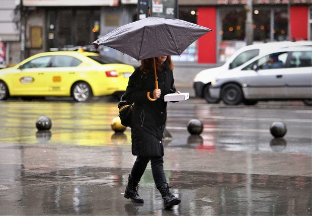 Meteorologii au prelungit avertizarea de ploi şi vânt în aproape toată ţara, până miercuri. Cum va fi vremea în Bucureşti