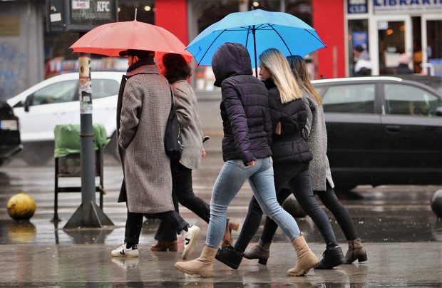 Aproape toată țara intră sub avertizare de vreme rea: ploi, vânt și chiar ninsori la munte. Cum va fi în București