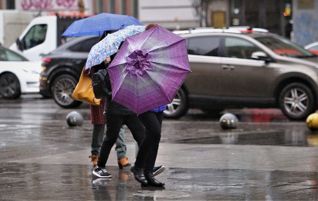 Cod portocaliu de ploi torențiale în aproape jumătate din țară. Cum va fi vremea în București