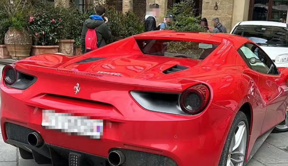 Un americano senza patente valida ha parcheggiato la sua auto di lusso al centro della famosa Piazza Della Signoria